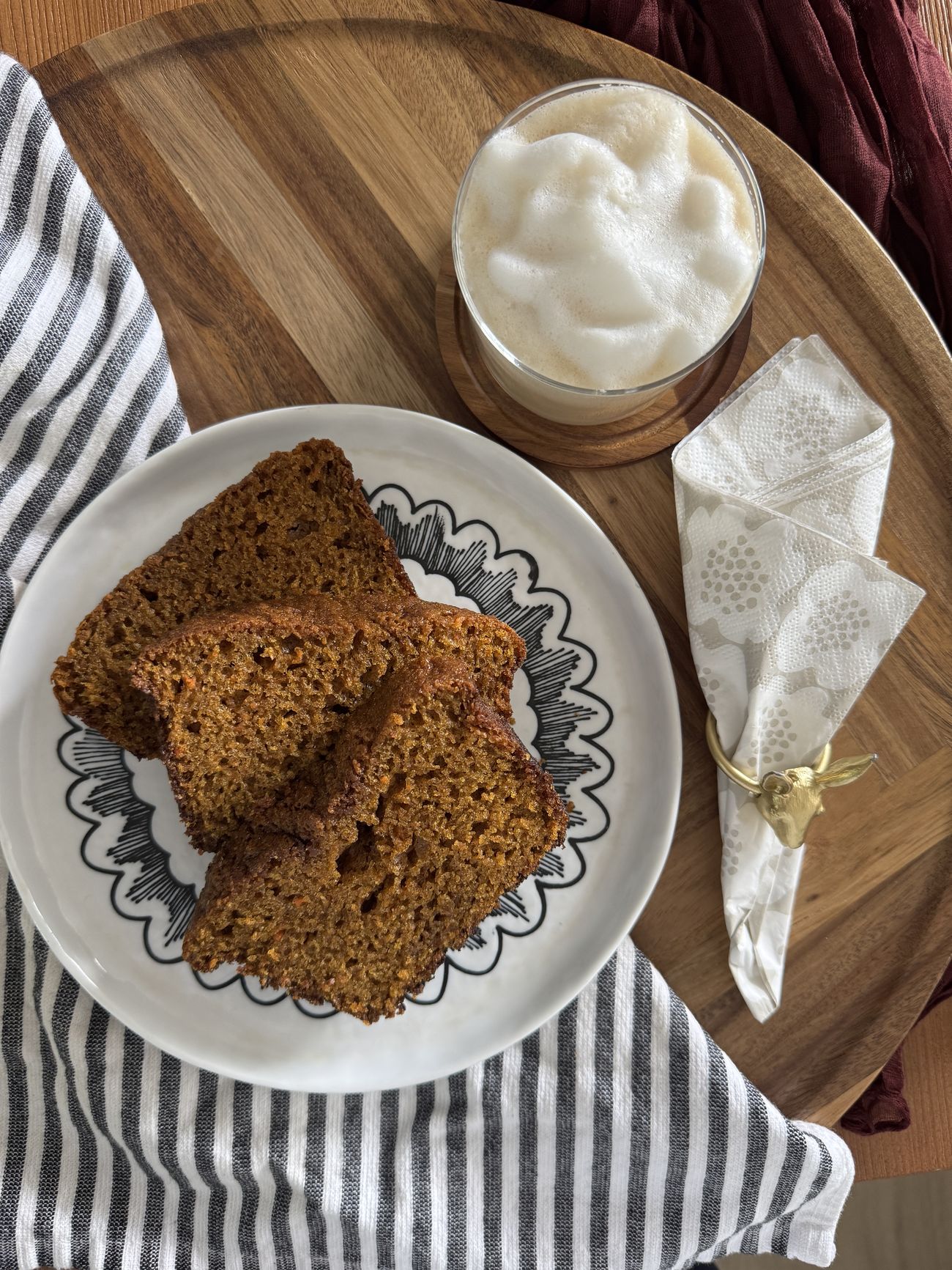 Rebanadas de Autumn Bliss con un café